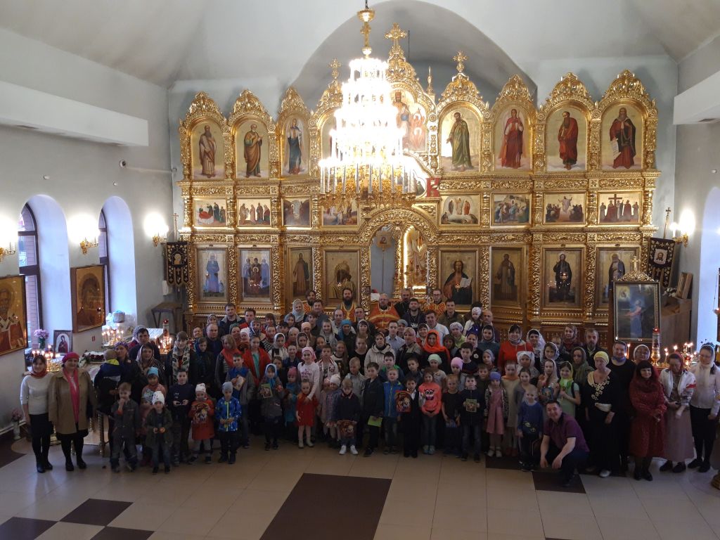 Воспитанники Воскресной школы «Назарет» г. Стерлитамака похристосовались с батюшкой