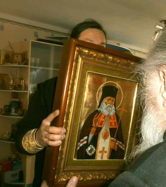 Икону святителя Луки принесли к больным