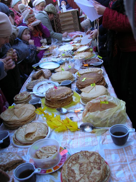 В Спасском храме прошли «Конкурс блинов» и благотворительная ярмарка.