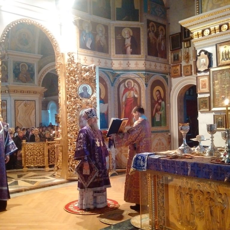 Служение митрополита Никона в Неделю Крестопоклонную