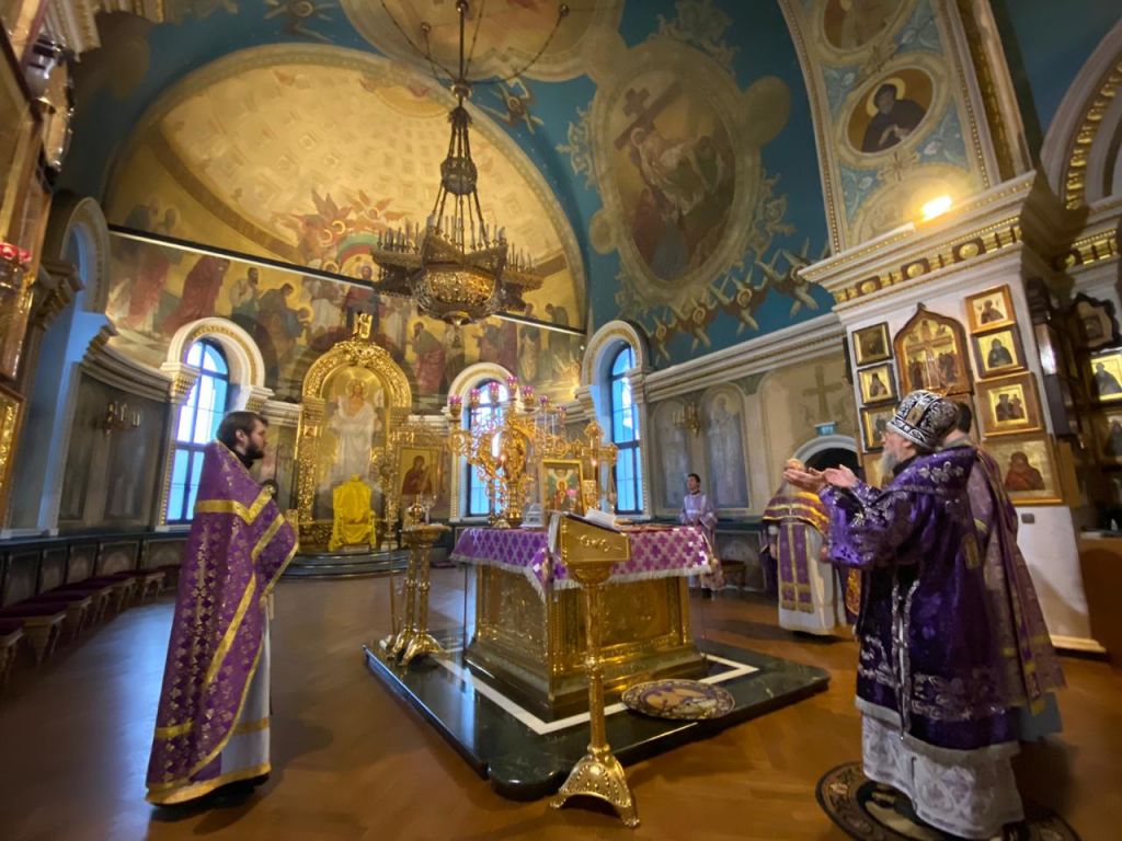 Служение митрополита Никона в Великий Четверг