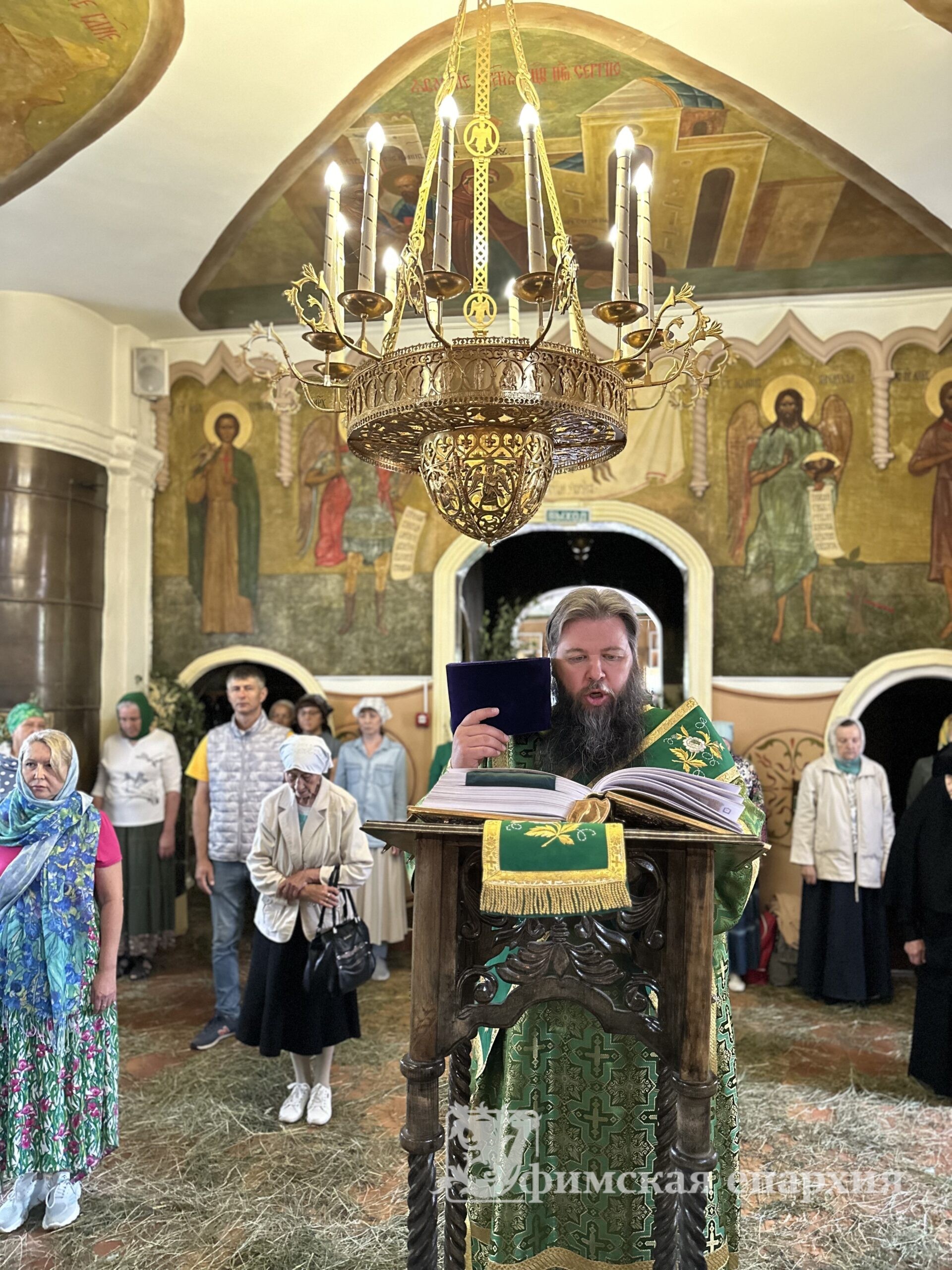 Служение митр.Никона в День Святого Духа: фото 1