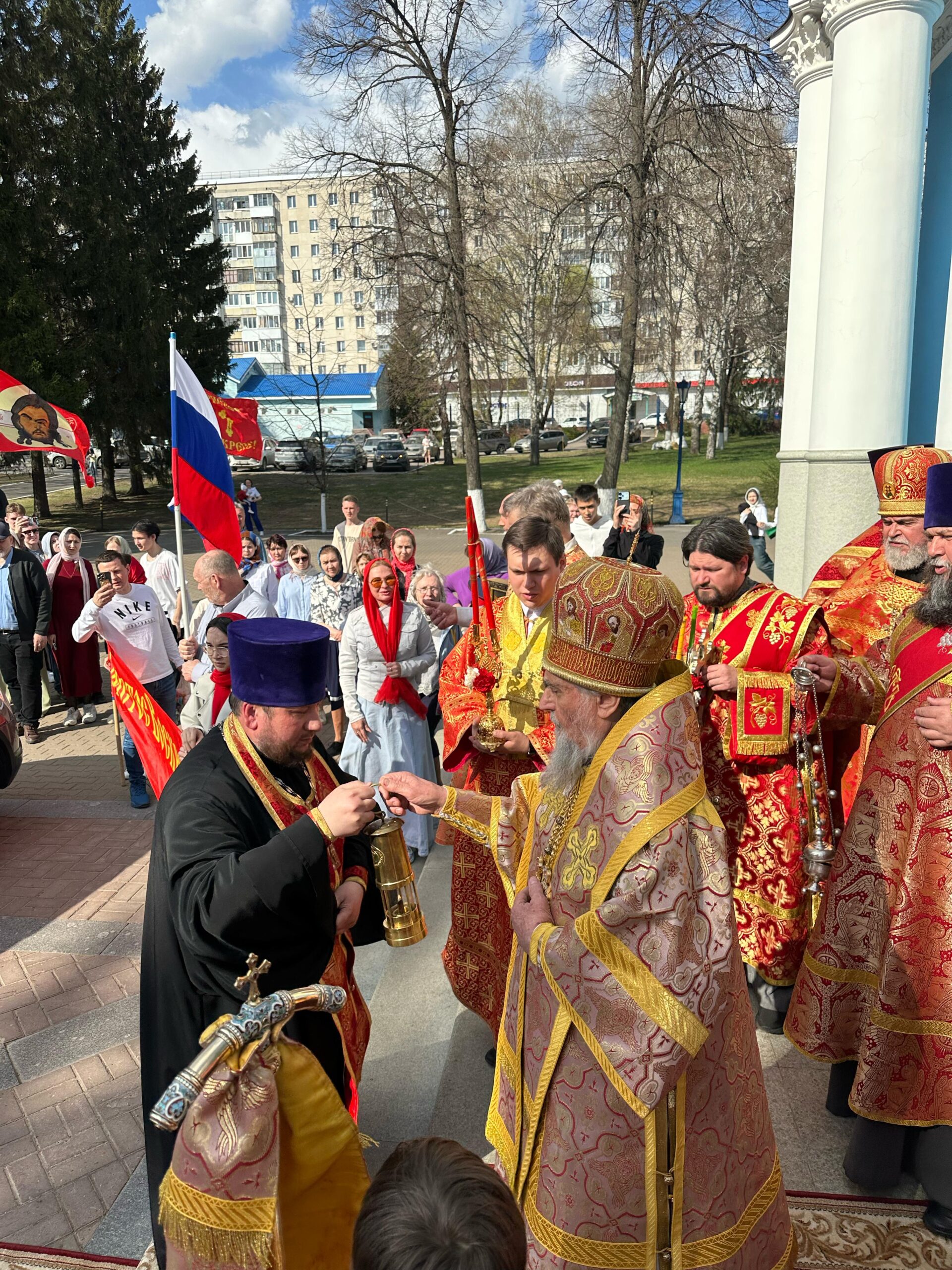 В Уфе встретили Благодатный огонь с Гроба Господня: фото 3